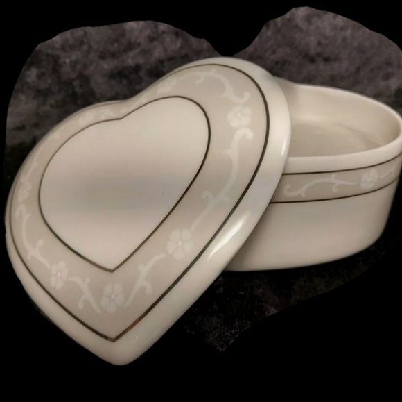 Jewelry Trinket Box by Wedgewood - Picture 3 of 4